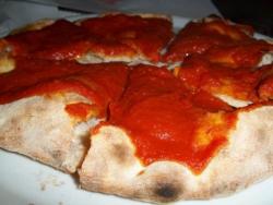 Пиццерия Ла Фучина в Риме - пицца росса